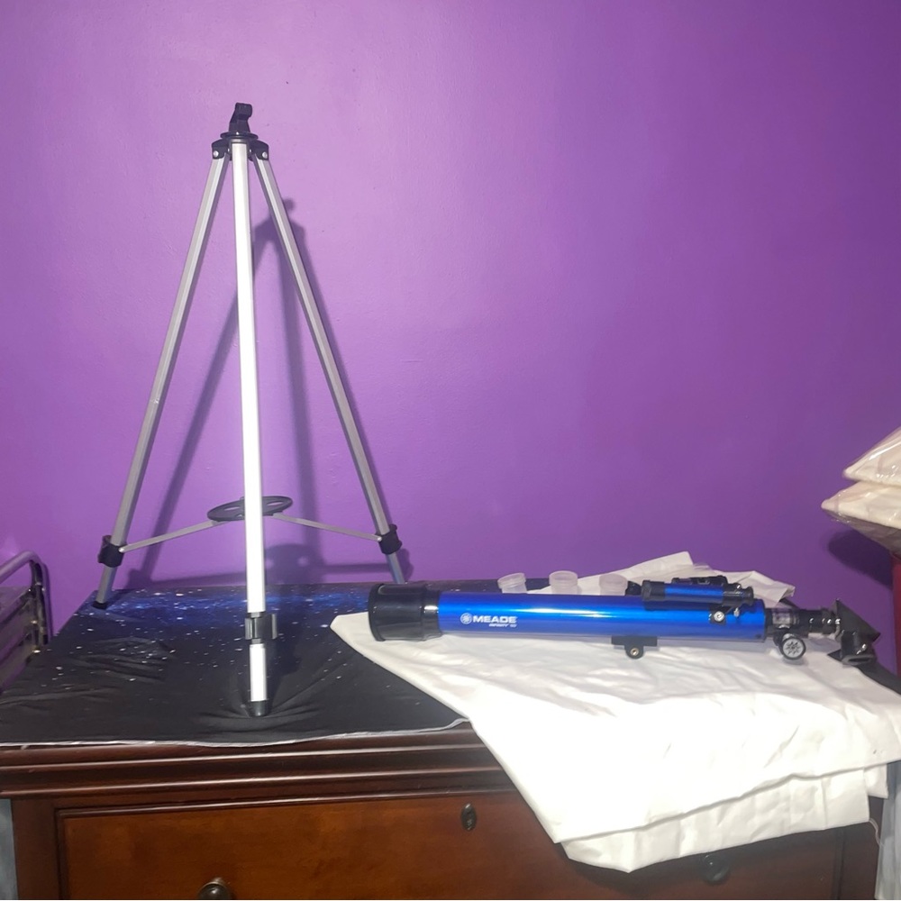 Meade Az/Eq Series Telescope with 4 Ocular Pieces and Tripod.